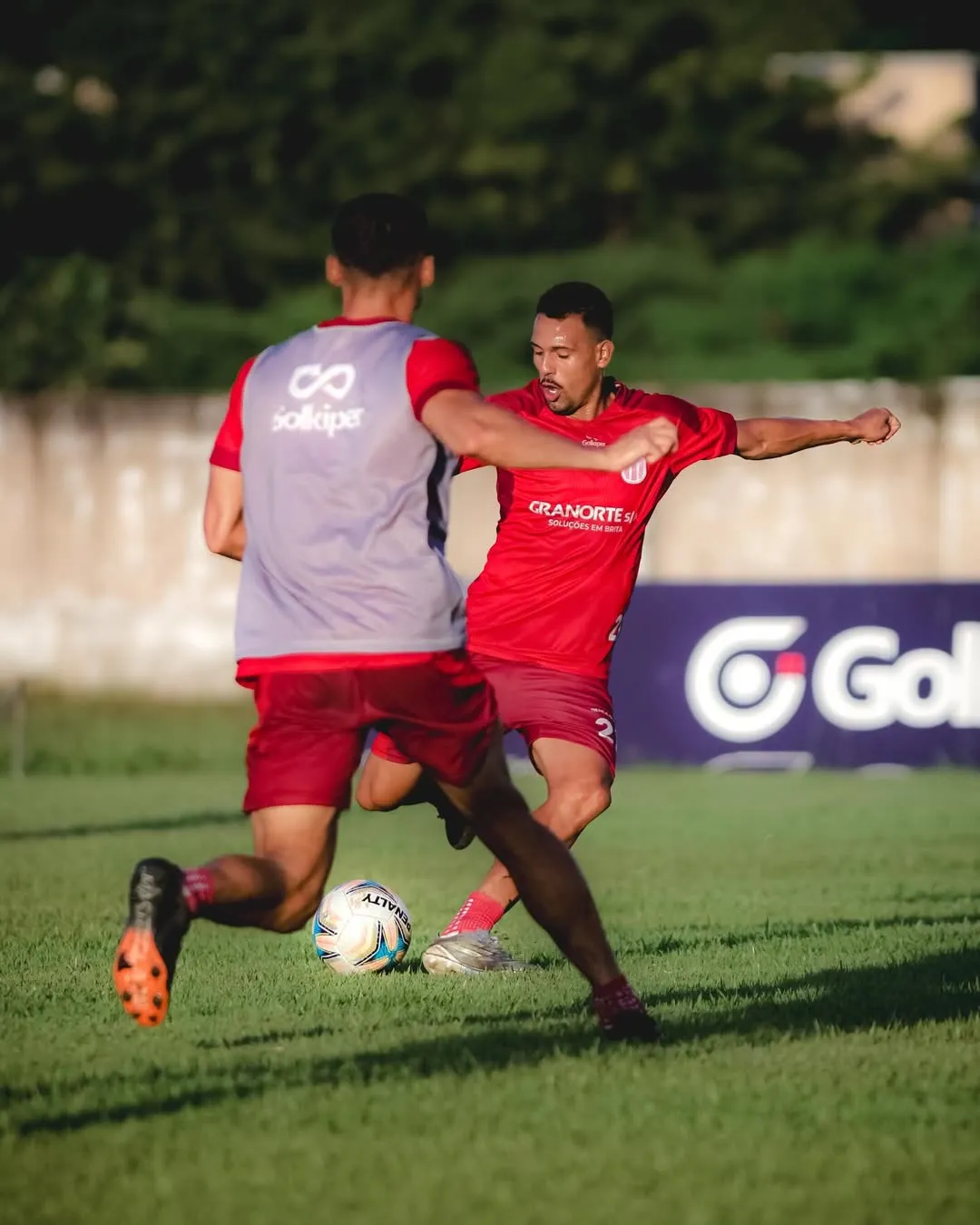 Time do Maranhão em treino para a Série C, com jogadores em campo e comissão técnica acompanhando.