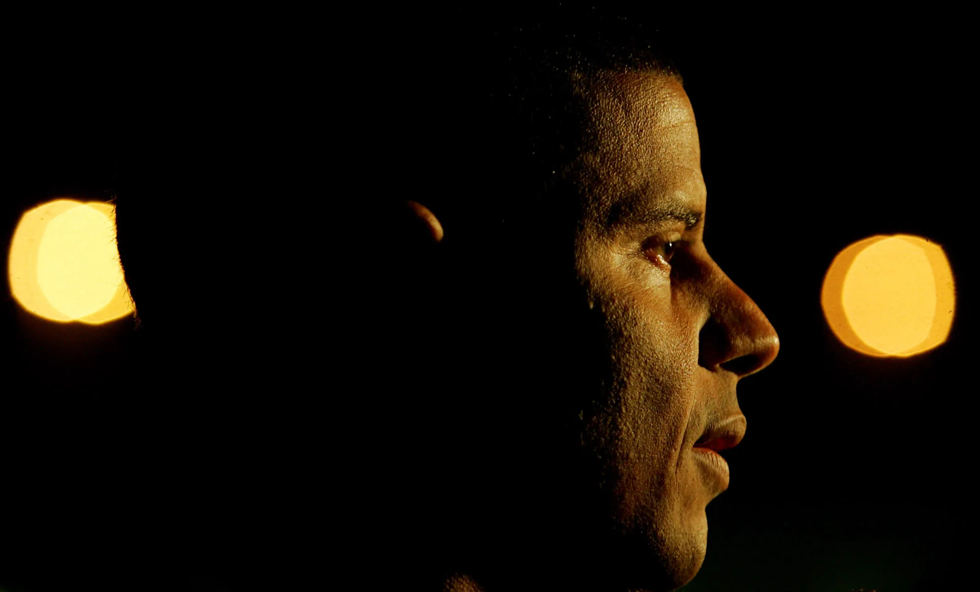 Marcelinho Carioca com documentos, denunciando golpe