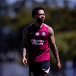 Foto de Memphis Depay, jogador do Corinthians, em campo no CT Joaquim Grava, vestindo uniforme de treino.