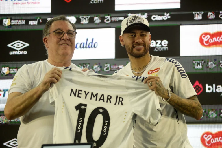 Marcelo Teixeira, presidente do Santos, explicando a dívida e o contrato com Neymar