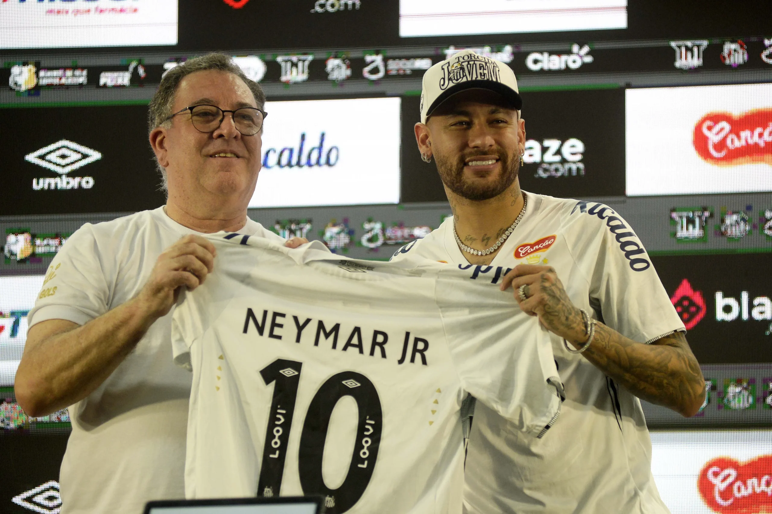 Marcelo Teixeira, presidente do Santos, explicando a dívida e o contrato com Neymar