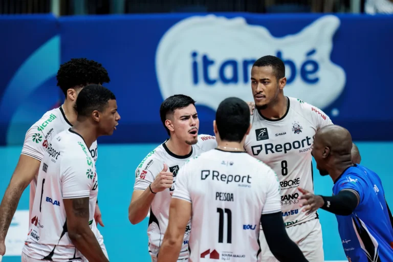 Time de vôlei Suzano em jogo da Superliga contra o Minas