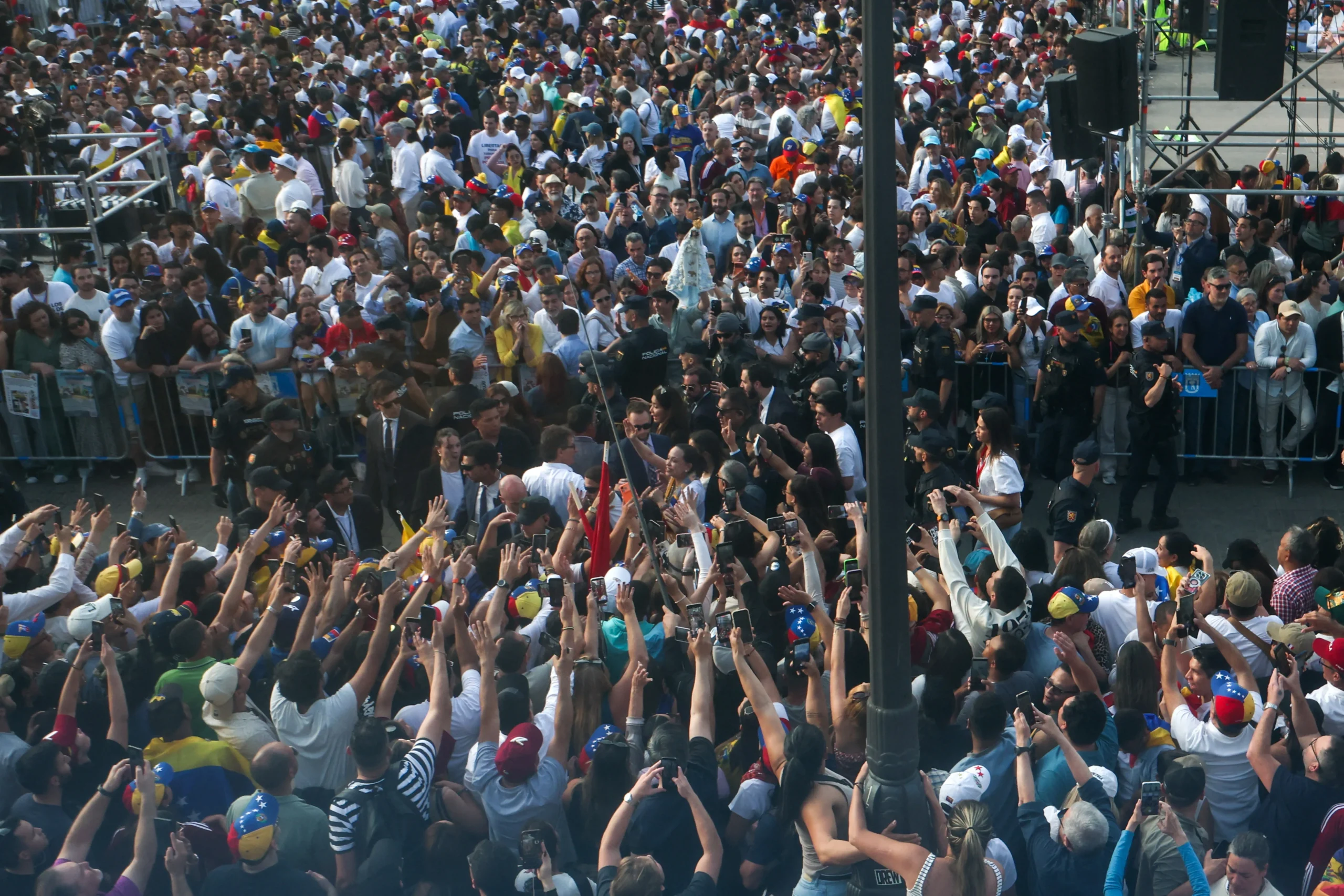 María Corina Machado discursando para apoiadores venezuelanos em Madri