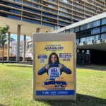 Pessoas recebendo doações de agasalhos e cobertores na Campanha do Agasalho Marília