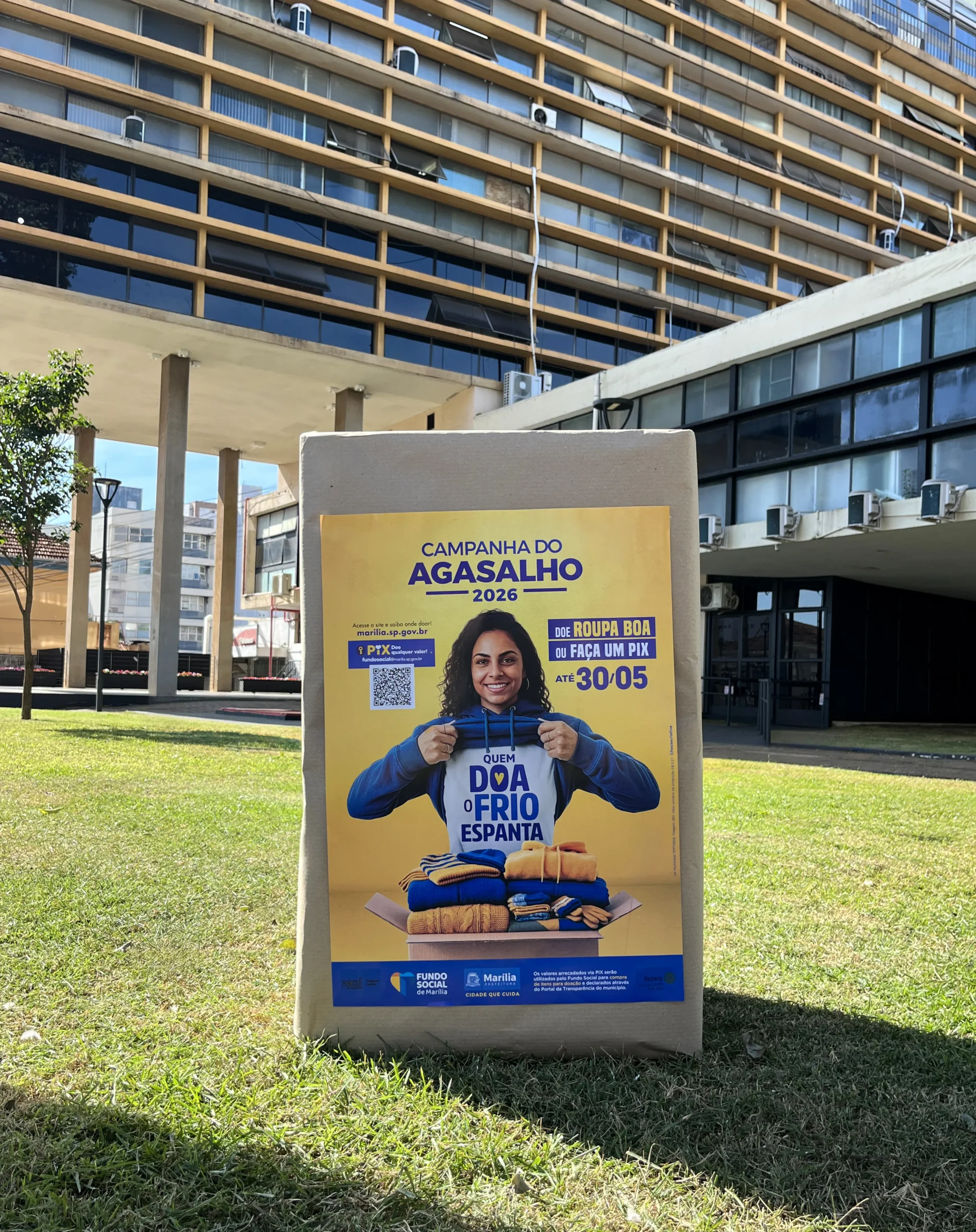 Pessoas recebendo doações de agasalhos e cobertores na Campanha do Agasalho Marília