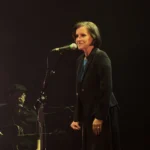 Marina Lima tocando guitarra no show de 70 anos