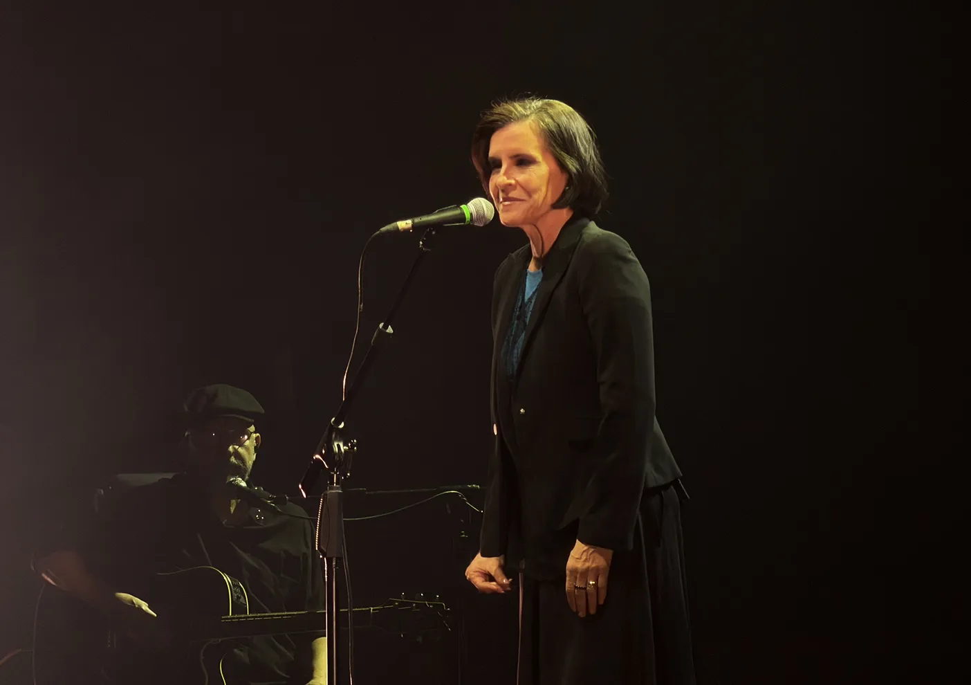 Marina Lima tocando guitarra no show de 70 anos