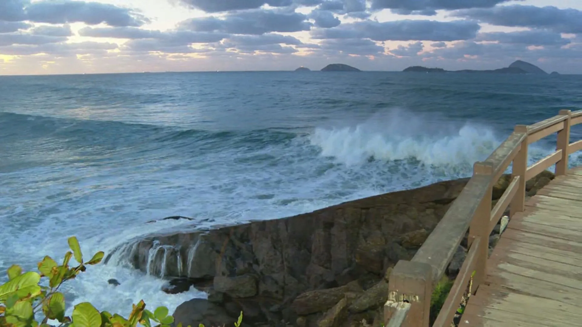 Mar agitado com ondas grandes em ressaca no litoral de Ilhabela