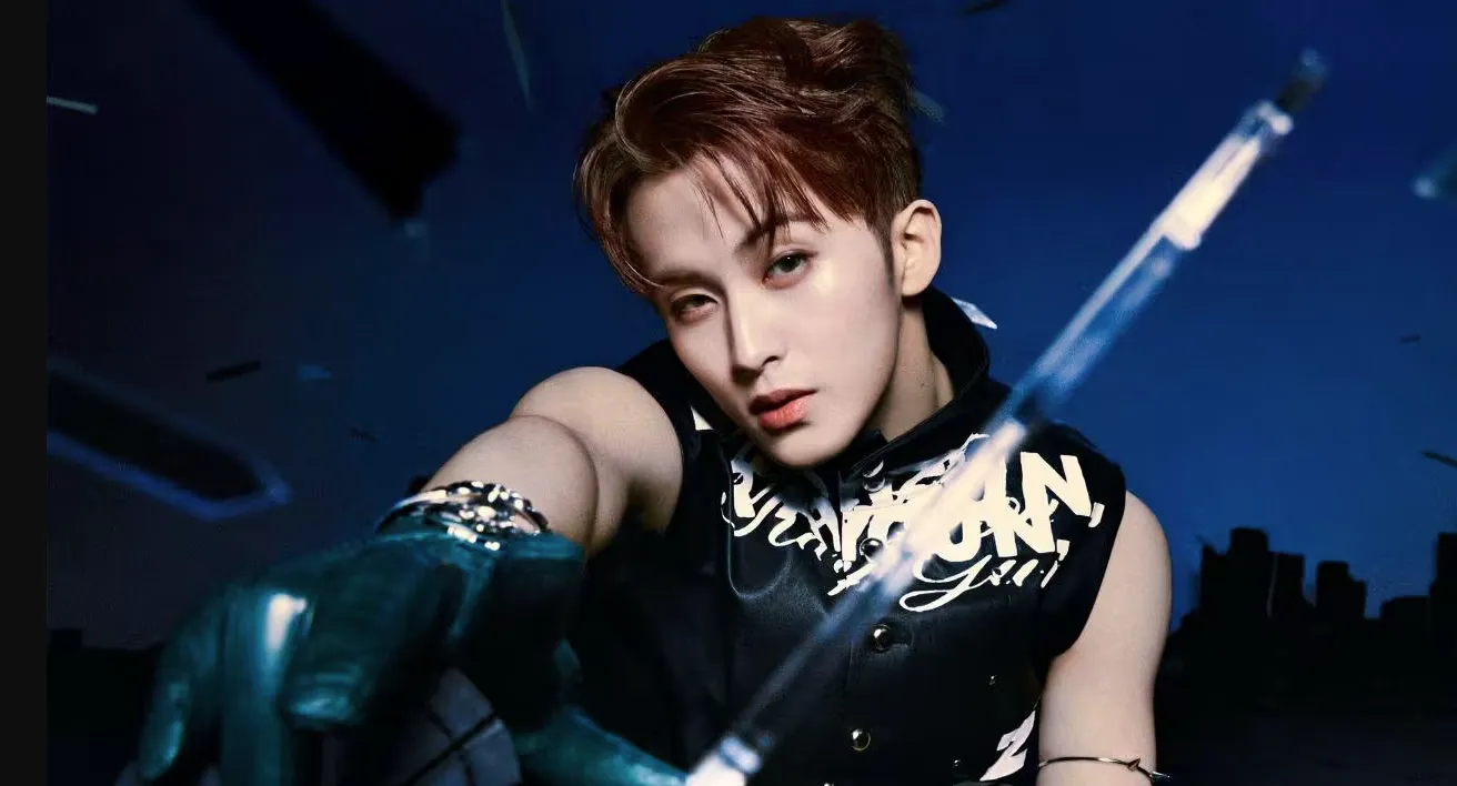 Mark, ex-membro do NCT, com violão, simbolizando sua saída do grupo e a busca por novos sonhos como viajar e escrever.