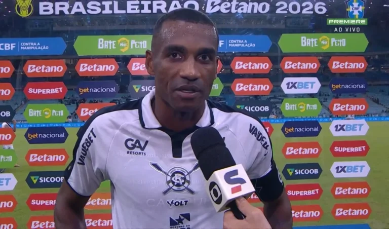 Marllon, zagueiro do Remo, comemora empate contra o Grêmio