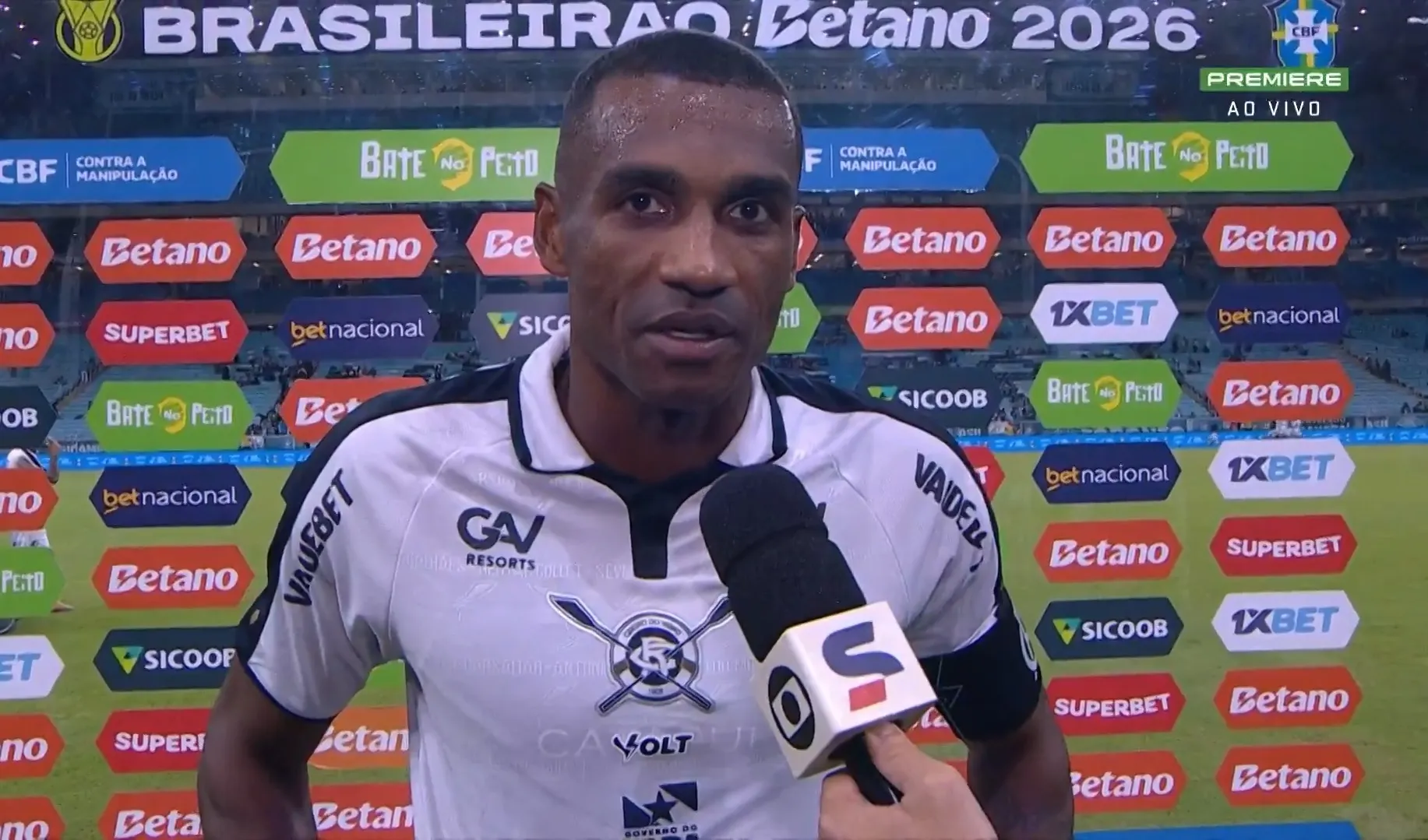 Marllon, zagueiro do Remo, comemora empate contra o Grêmio