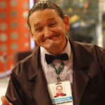 Marquito sorrindo após iniciar reabilitação oral