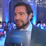 Documentos e calculadora em mesa, simbolizando investigação sobre Banco Master e fundos de investimento