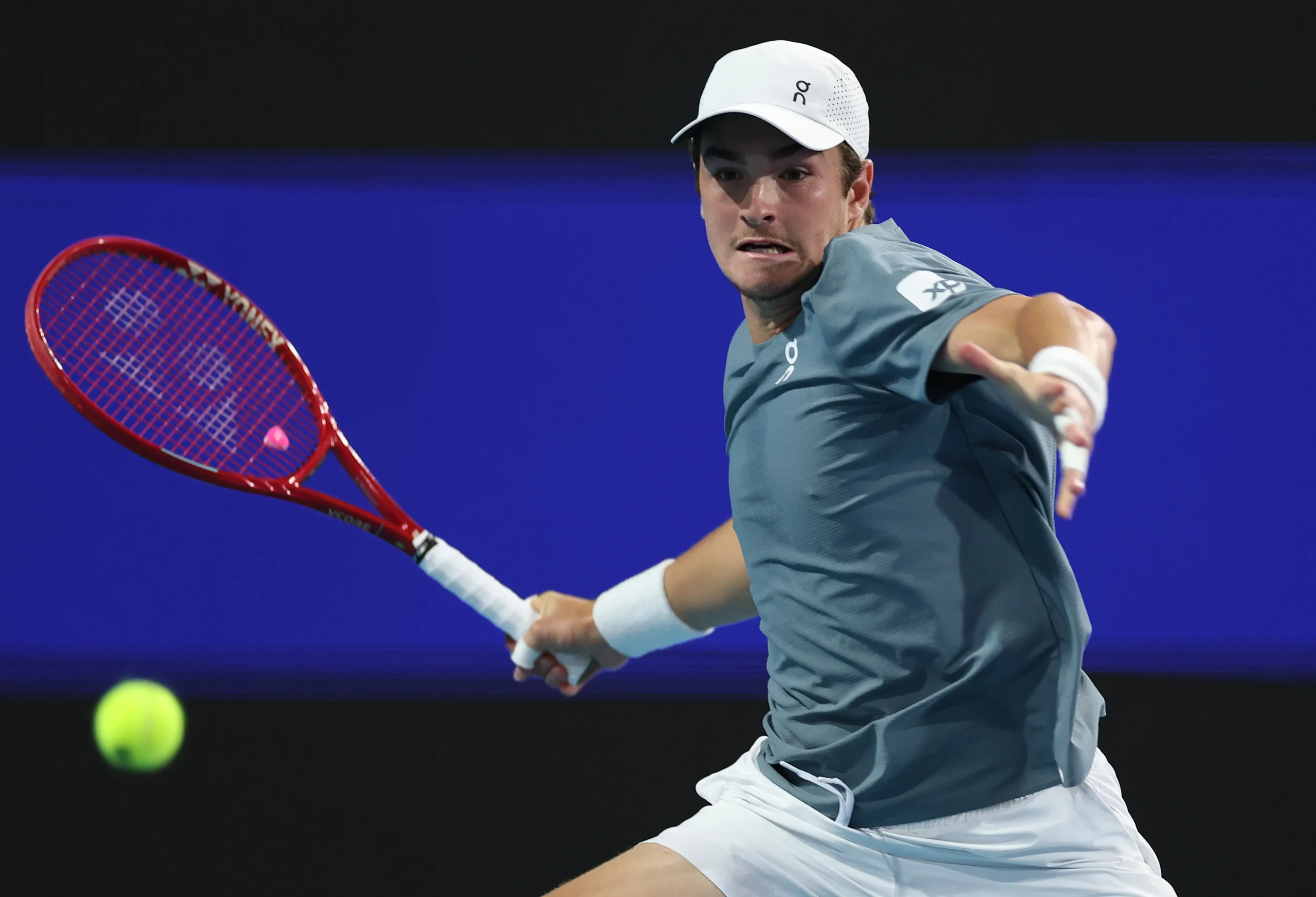 Tenista João Fonseca servindo na quadra de saibro do Masters de Monte Carlo