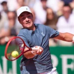 João Fonseca sacando contra Alexander Zverev em Monte Carlo
