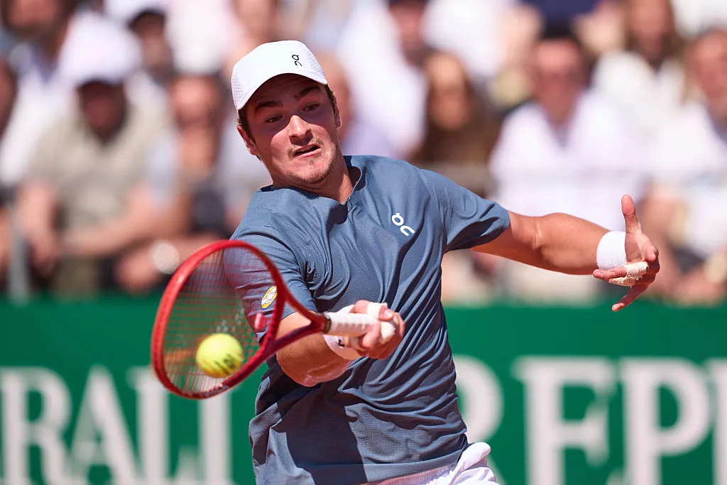 João Fonseca sacando contra Alexander Zverev em Monte Carlo