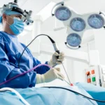 Pesquisador em laboratório com tubo de ensaio contendo suco gástrico, focado na detecção de câncer de estômago.