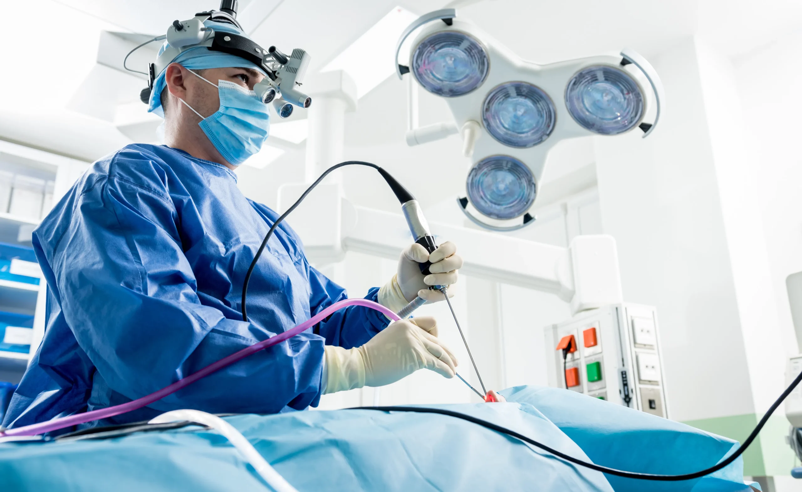 Pesquisador em laboratório com tubo de ensaio contendo suco gástrico, focado na detecção de câncer de estômago.