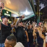 Matheus e Kauan cantando em bar lotado de Belo Horizonte
