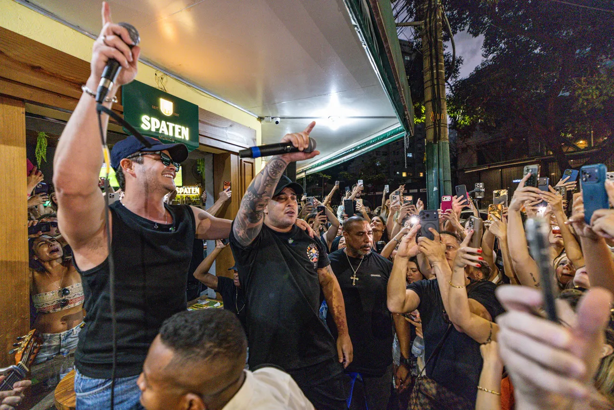 Matheus e Kauan cantando em bar lotado de Belo Horizonte