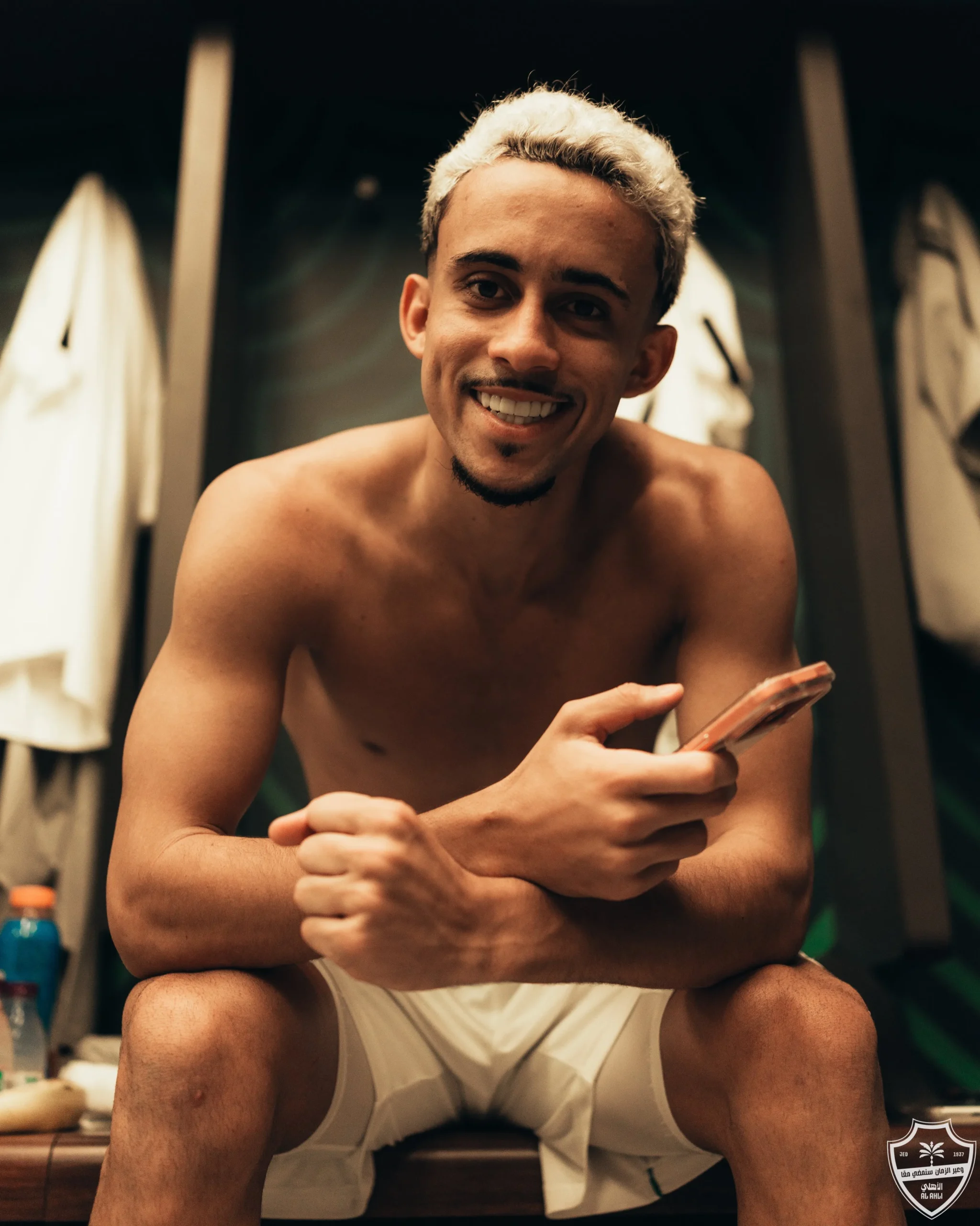 Matheus Gonçalves, jogador do Al-Ahli, ex-Flamengo, comemorando gol em partida da liga saudita.