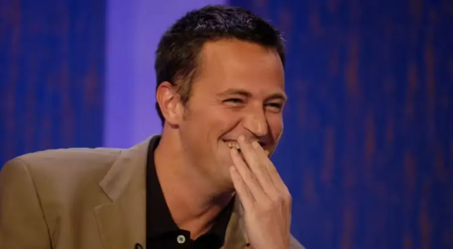 Tribunal de justiça com documentos e martelo, simbolizando as condenações no caso da morte de Matthew Perry.