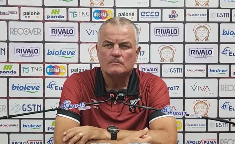 Mazola Júnior no campo, focado, com uniforme do Ituano