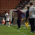 Mazola Júnior, treinador do Ituano, em campo após a derrota para a Ferroviária, com semblante de preocupação