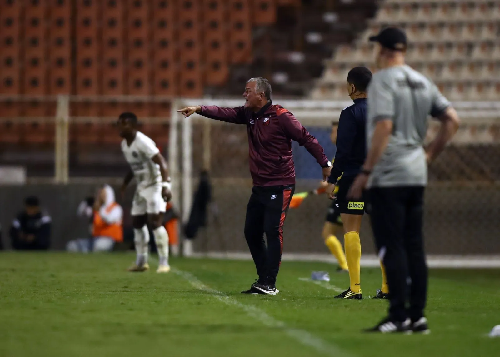 Mazola Júnior, treinador do Ituano, em campo após a derrota para a Ferroviária, com semblante de preocupação