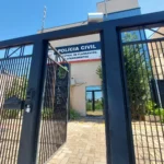 Mulher preocupada com golpe financeiro em conta empresarial