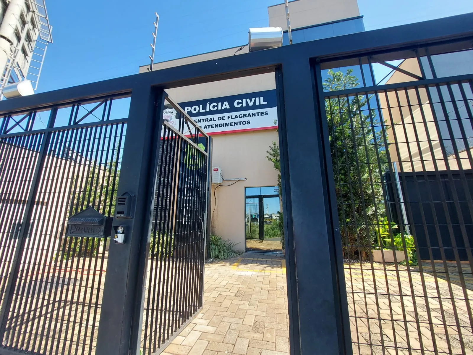 Mulher preocupada com golpe financeiro em conta empresarial