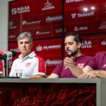 Médico do CRB avalia lesão de atleta em campo