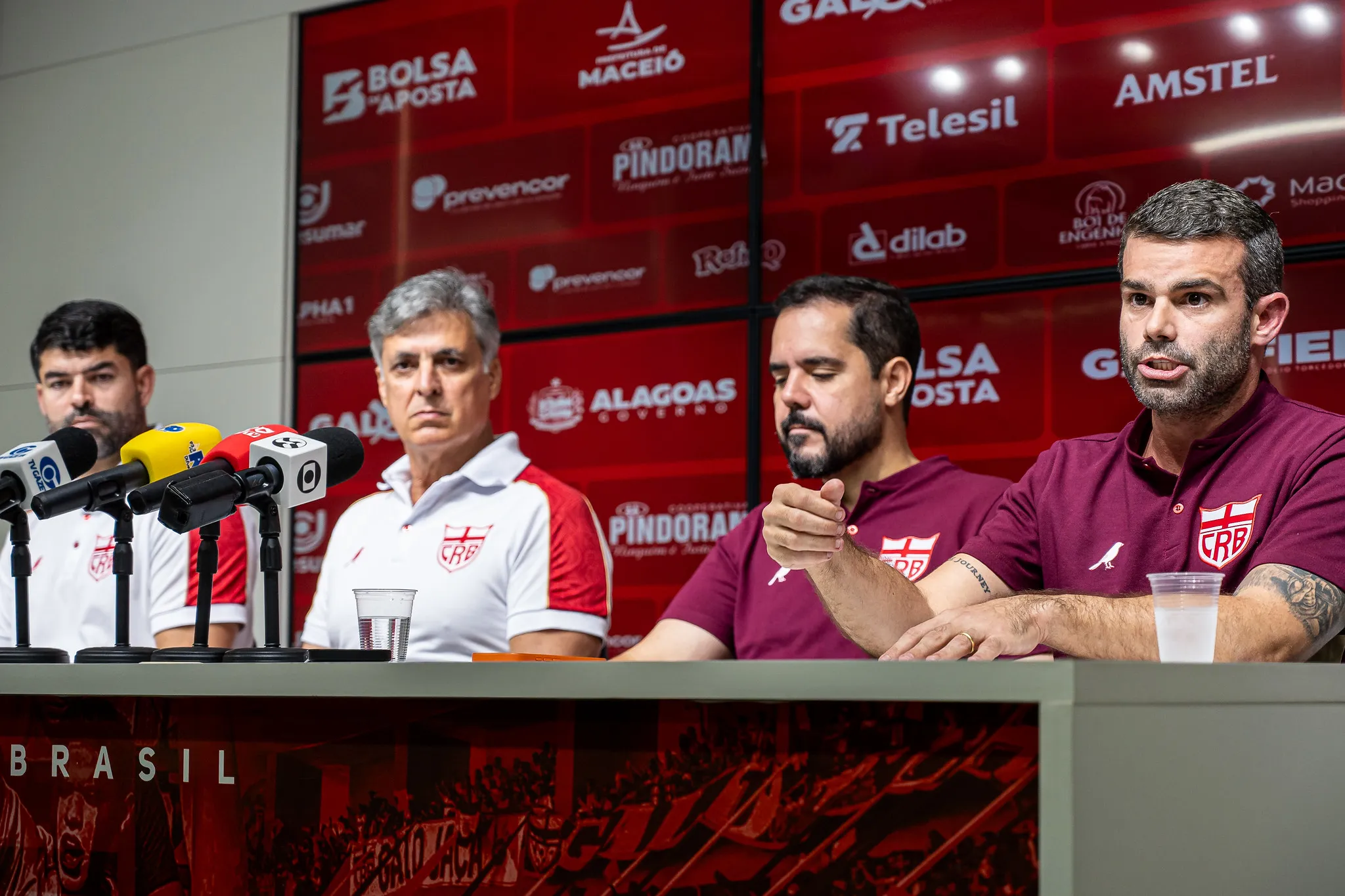 Médico do CRB avalia lesão de atleta em campo