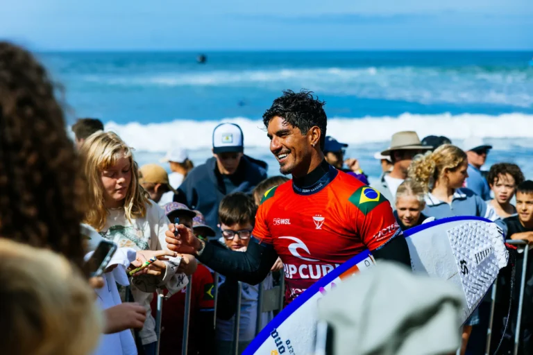 Gabriel Medina surfando em Bells Beach