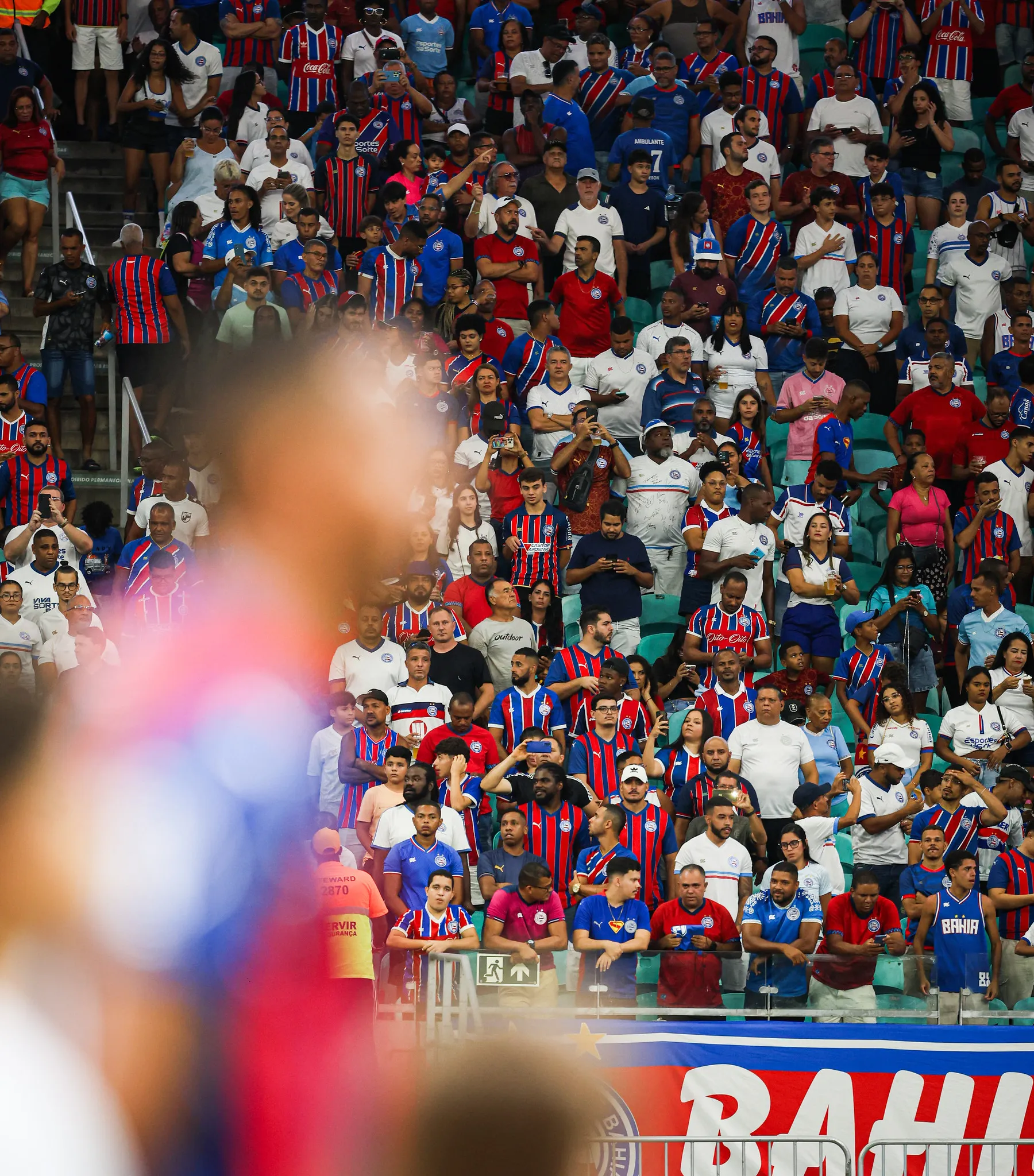 Jogadores do Bahia em campo na Arena Fonte Nova durante partida, representando o desempenho do Bahia em casa e fora.