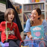 Menino Noah Faria com livro 'Uma Mente Borbulhante' sobre autismo e TDAH