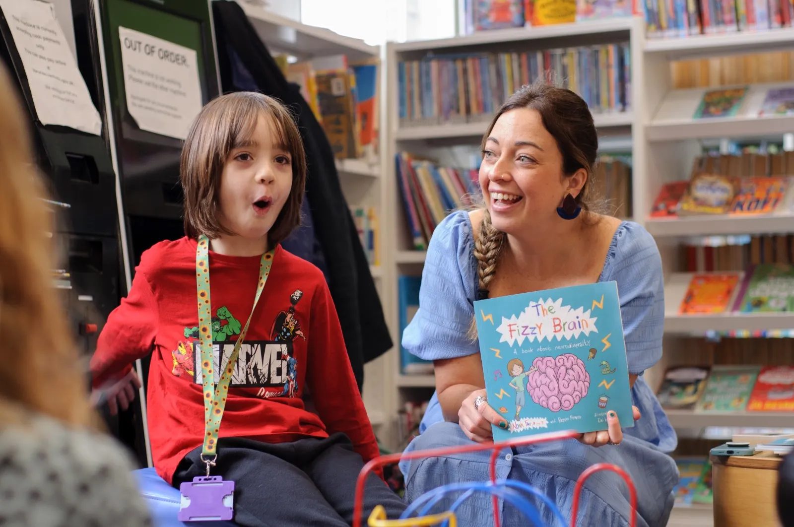 Menino Noah Faria com livro 'Uma Mente Borbulhante' sobre autismo e TDAH