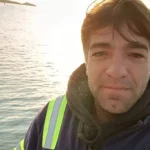 Equipamento de mergulho profissional em convés de navio, com o mar ao fundo