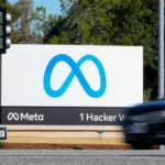 Logo da Meta em tela, jovens viciados em celular, processos judiciais