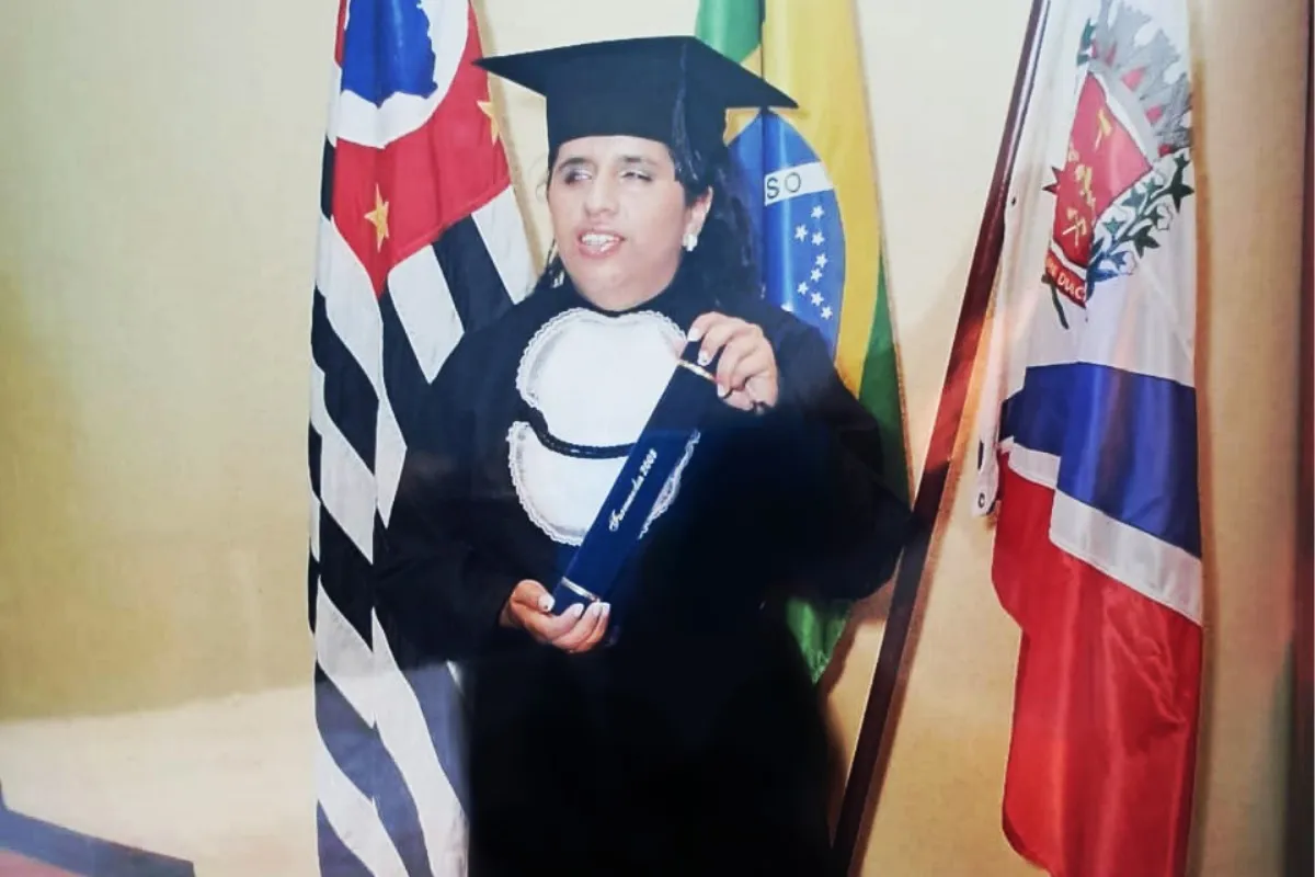 Mulheres com deficiência em Campinas estudando, discutindo e celebrando a educação.