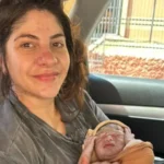 Mulher dando à luz em carro com assistência de enfermeira, parto taquitócico