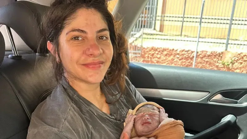 Mulher dando à luz em carro com assistência de enfermeira, parto taquitócico