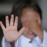 Mãos protetoras simbolizando a defesa contra a violência infantil