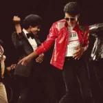 Jaafar Jackson interpretando Michael Jackson no filme 'Michael' durante performance musical