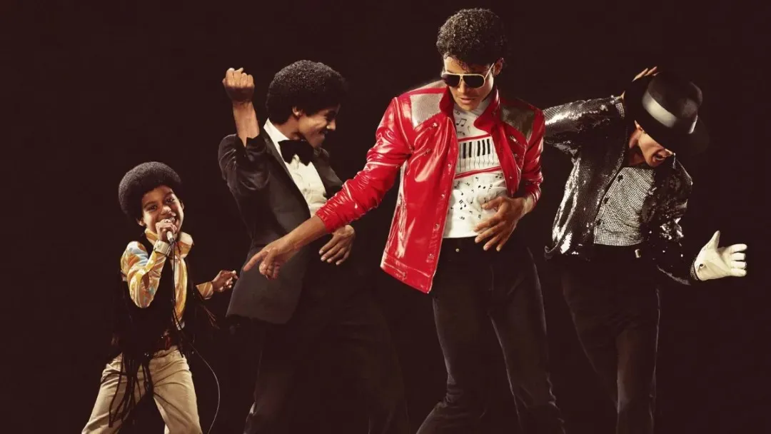 Jaafar Jackson interpretando Michael Jackson no filme 'Michael' durante performance musical