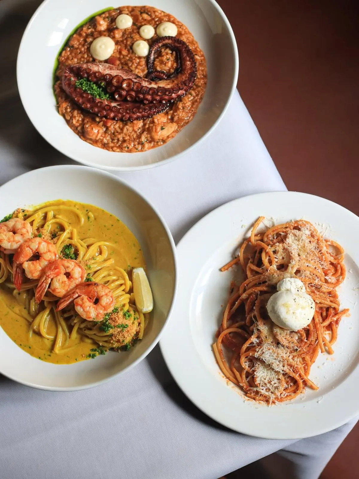 Restaurante Bib Gourmand com pratos bem servidos e ambiente agradável