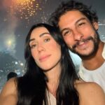 Casal Michelle Barros e Shia Phoenix sorrindo, com a mão na barriga de grávida da Michelle