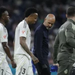 Médico examinando lesão de Éder Militão na perna esquerda, fibrose muscular, recuperação de lesão de Éder Militão, exame de joelho de jogador de futebol