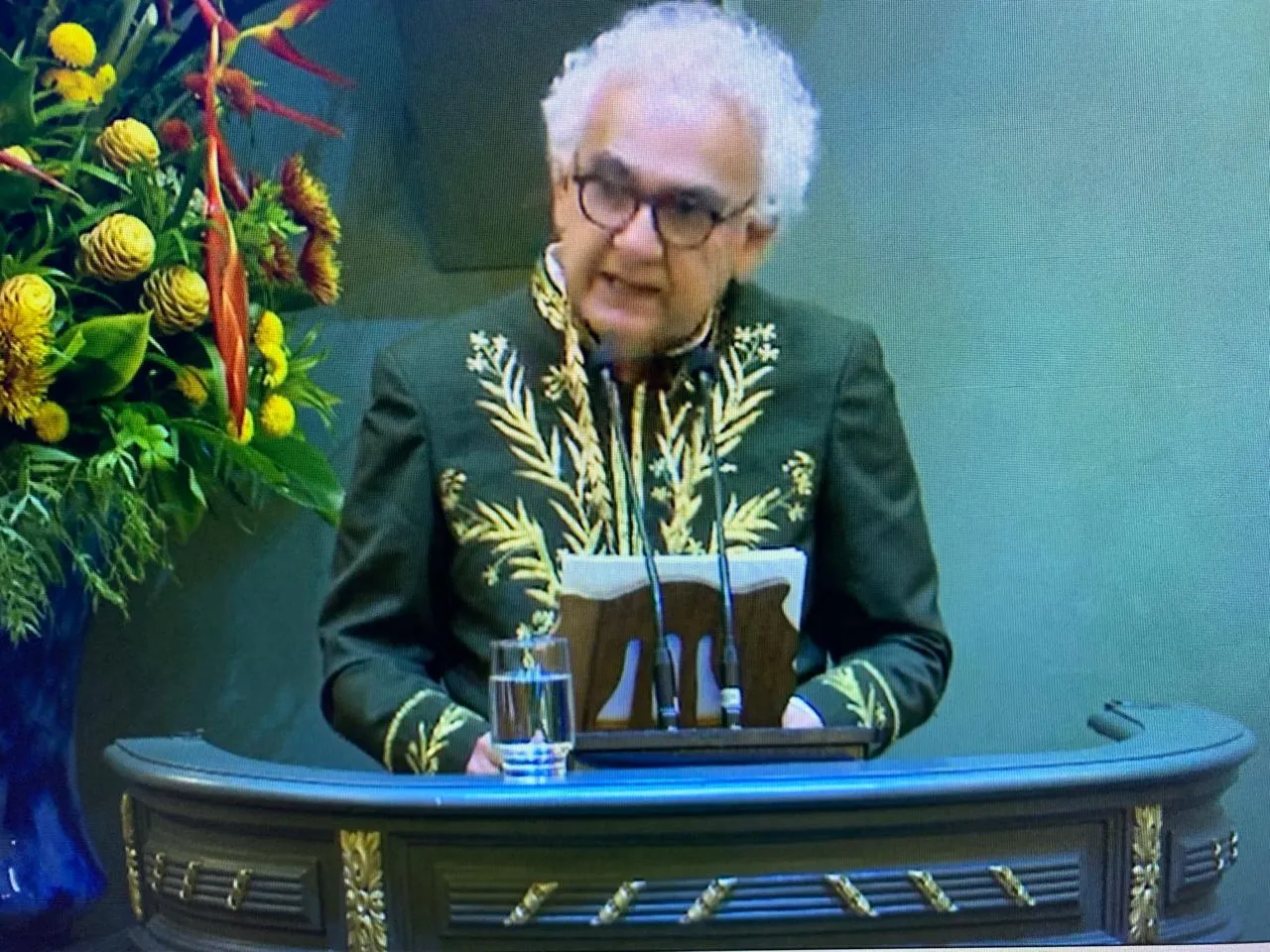 Milton Hatoum discursando na ABL, usando fardão