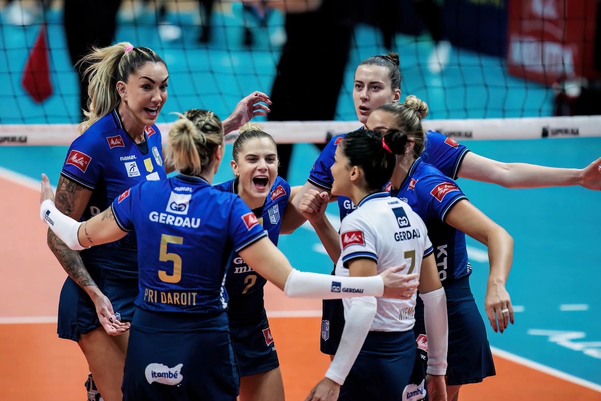 Momento de jogo entre Minas e Praia Clube na decisão da Superliga Feminina